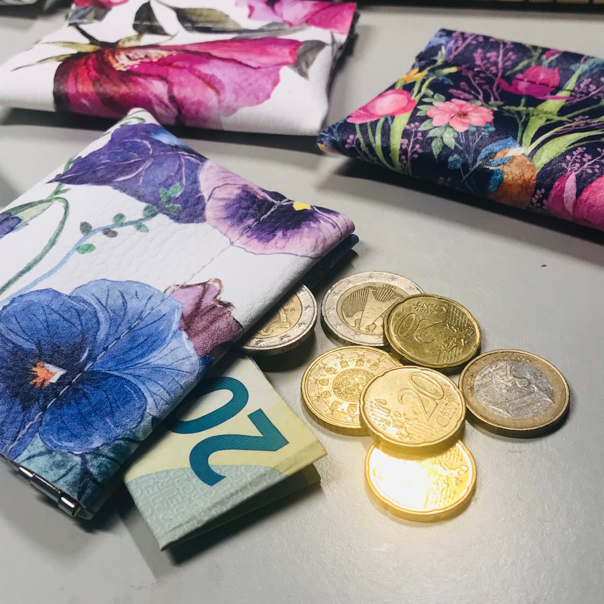 Knijp portemonneetje, knijp etuitje, ouderwets portemonneetje, knijp etuitje van kunstleer, unieke knijp portemonneetjes van kunstleer.