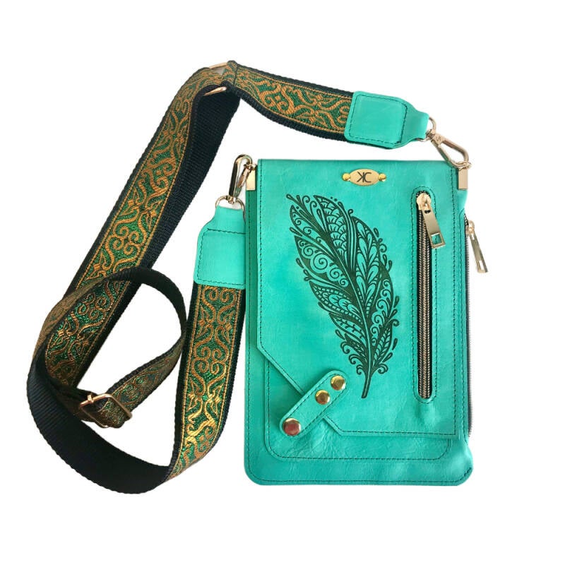 Groene leren telefoontasje met flap en afbeelding van boho veer, zeegroen festival tasje met afbeelding van boho veer