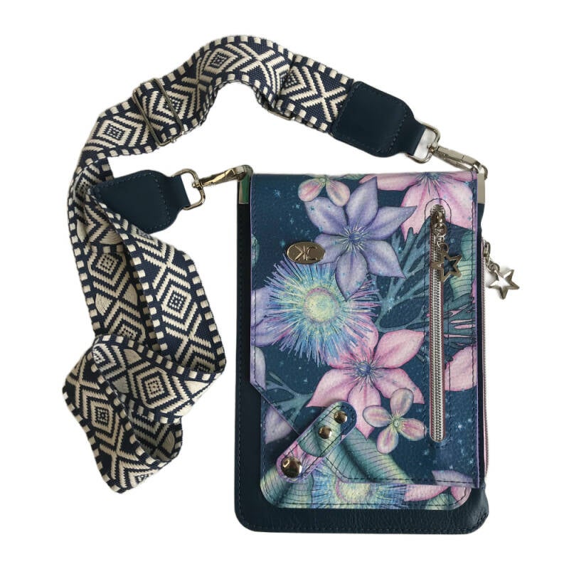 Blauw leren telefoontasje met bloemen flap van kunstleer, leren festival tasje met geweven blauw witte Ibiza schouderband