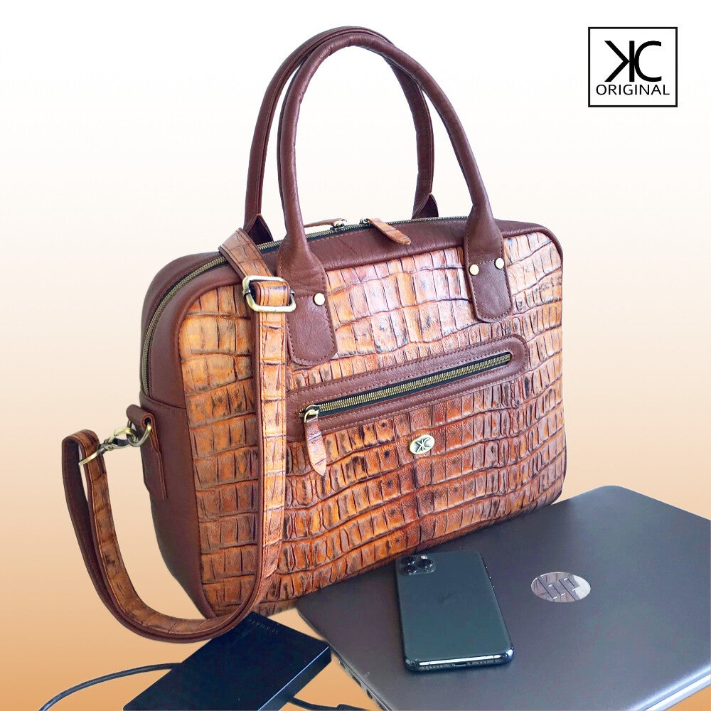 Laptoptas Luxy bruin met krokodil reliëf leer.
