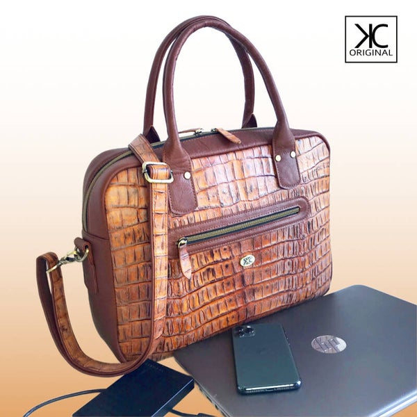 Laptoptas Luxy bruin met krokodil reliëf leer.