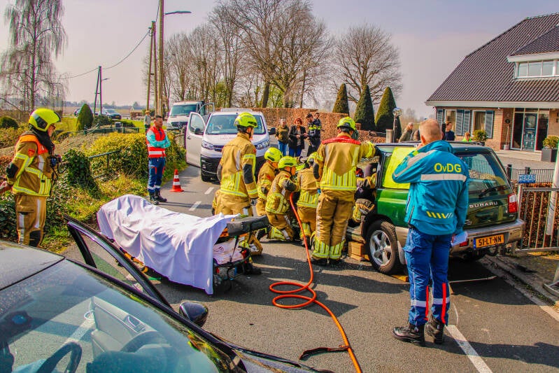 Brandweer bevrijd een slachtoffer na een ernstig ongeval met oldtimer.