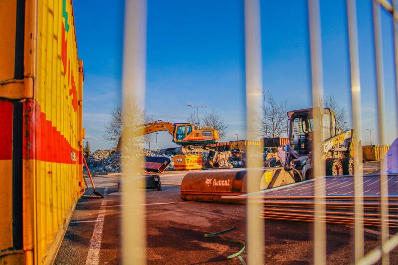 Een bouwterrein in de late avond. 