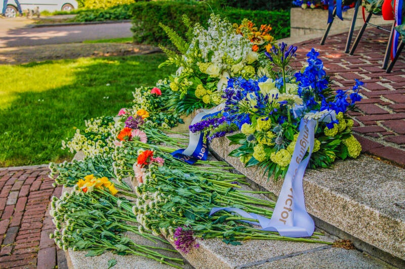 Bloemen gelegd op 4 mei tijdens dodenherdenking.