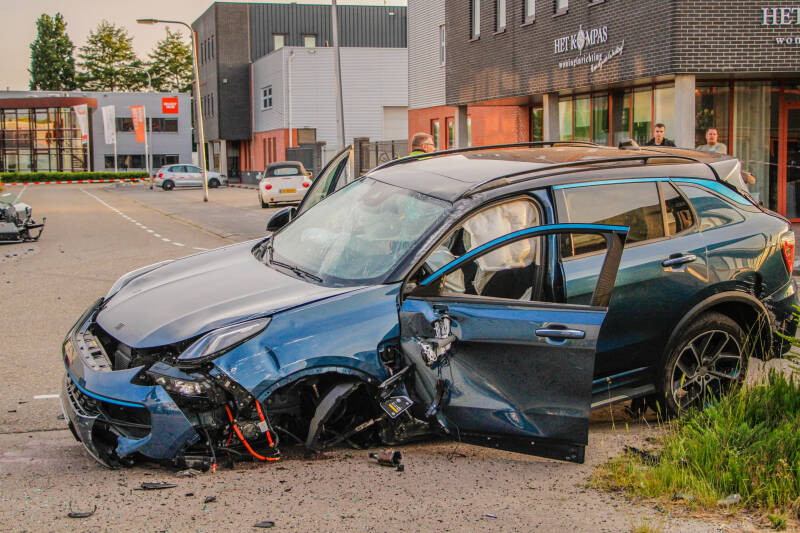 Personenauto raakt in botsing met een peperdure Lamborghini.