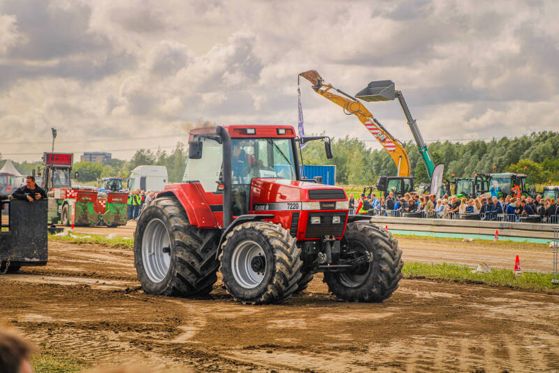 Trekker staat op de baan bij de trekvertrek in Moerkapelle.