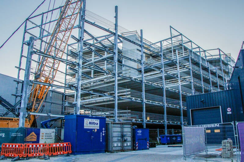 Geraamte van een gloednieuwe parkeergarage. 