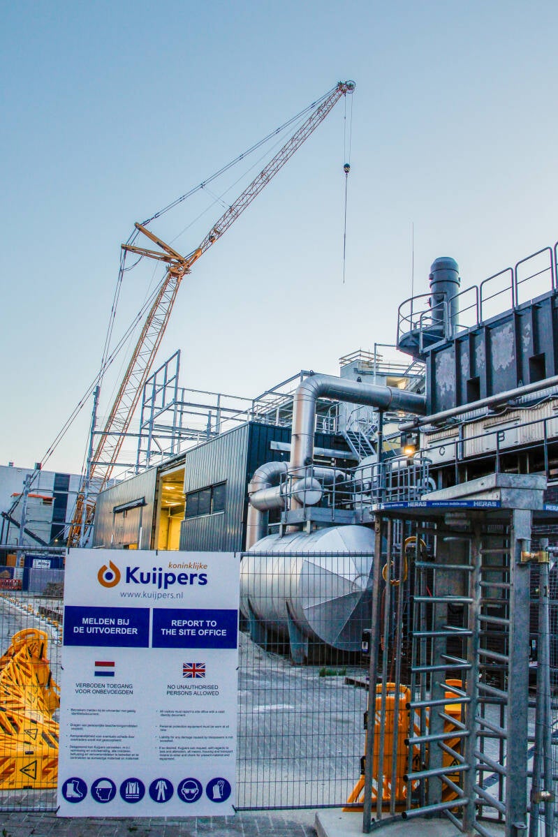 Hijskraan werkt aan nieuwbouwproject.