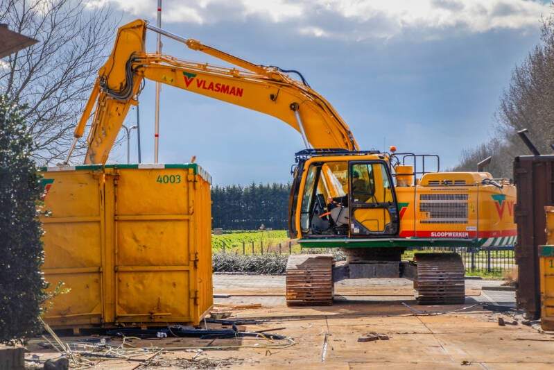Graafmachine aan het werk op een bouwterrein.