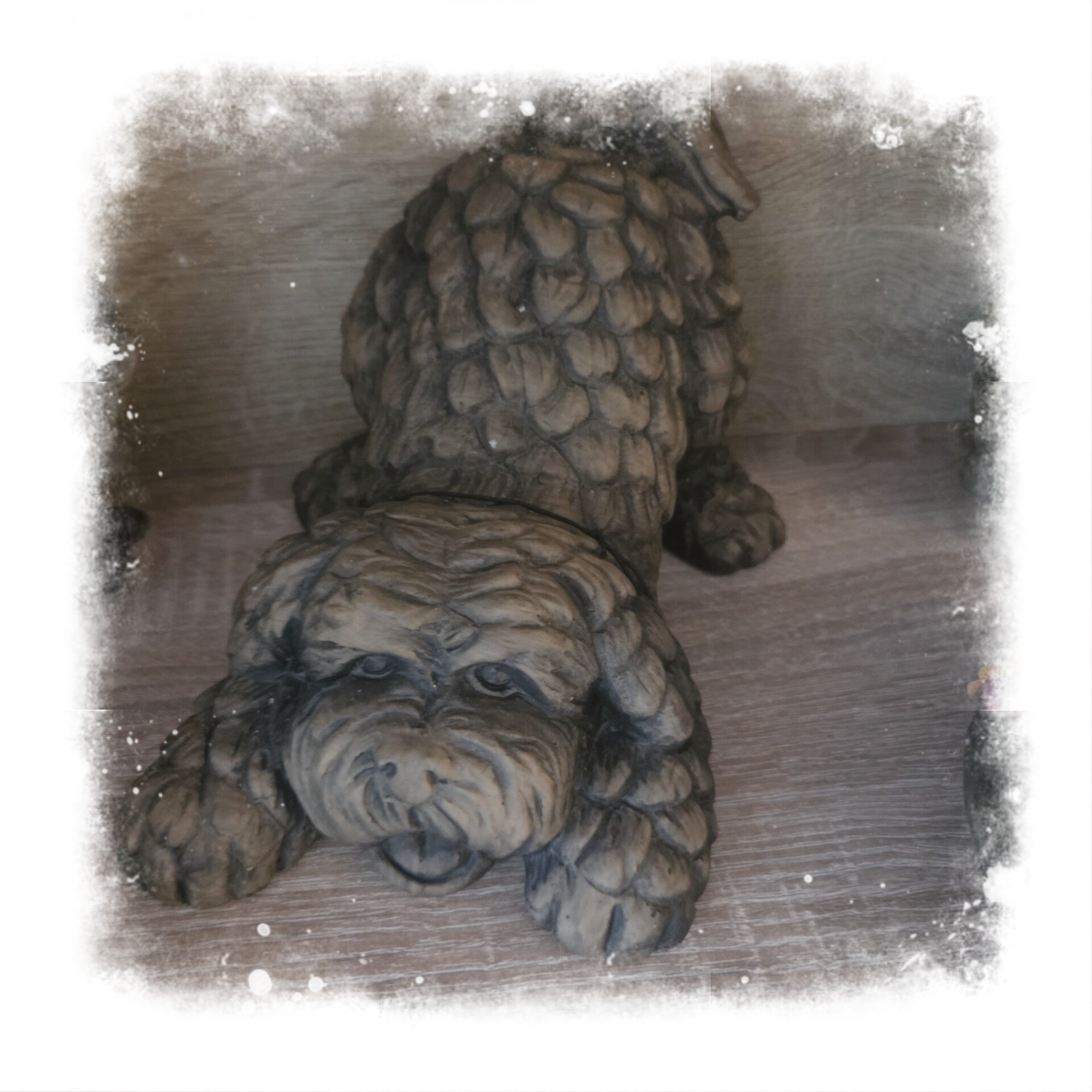 Brynxz Blaffende en Liggende Hond