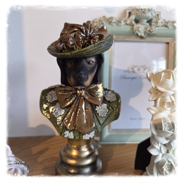 Brocante line Dutch style Aangeklede Hond ongeveer 15cm hoog op voetsuk