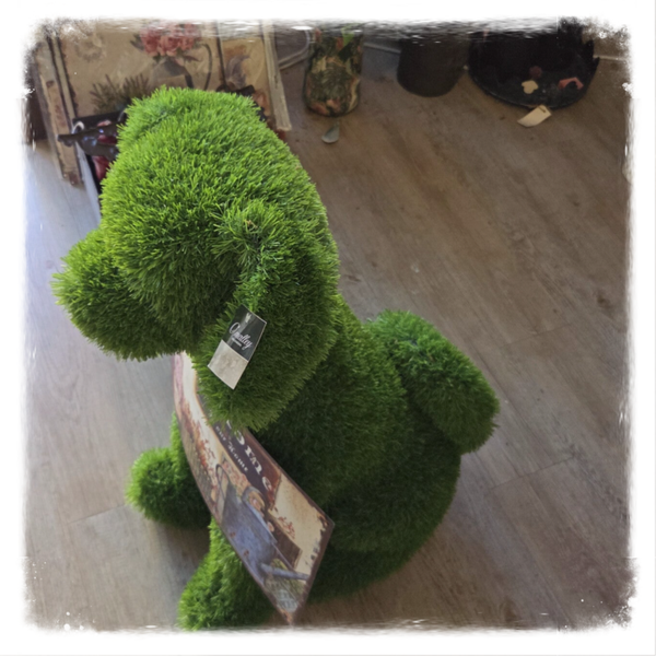Kunstgras Hondje 60cm hoog en 40cm breed laatste op is op Homedeco