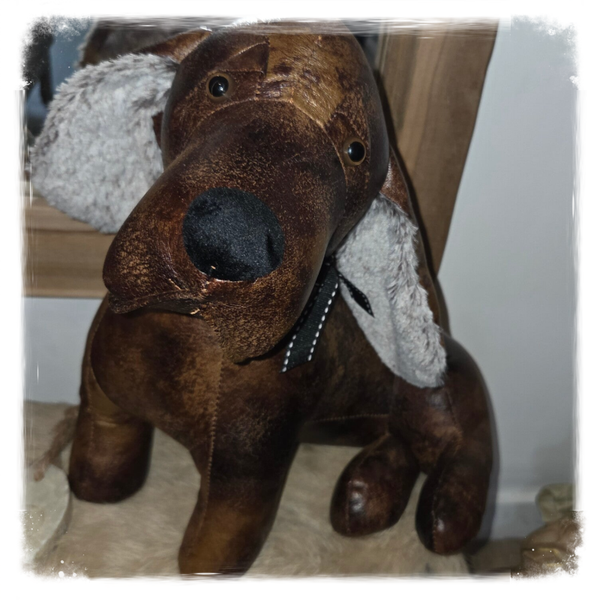 Lederen hond hushpuppy deurstopper!
