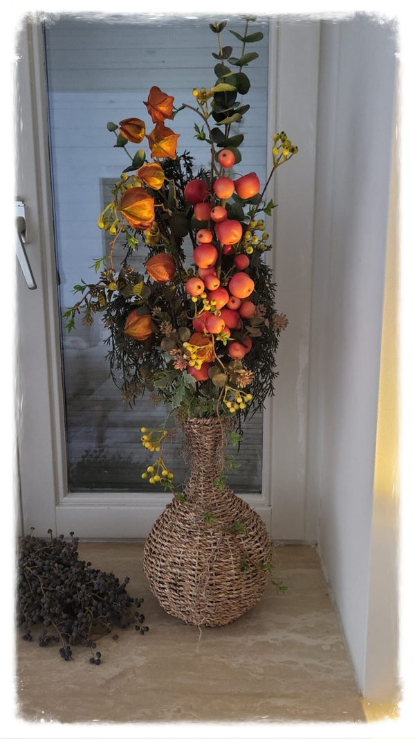 Rotan Vaas met herfststuk appels en lampionnen als vanouds warm in iedere ruimte ongeveer 80cm hoog