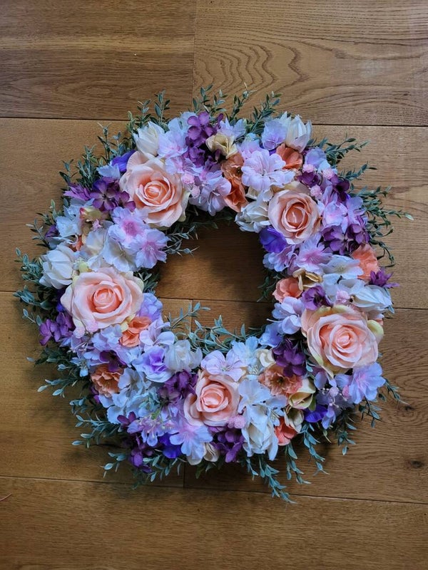 Krans met groen 35 cm blauw en roze teinten handmade