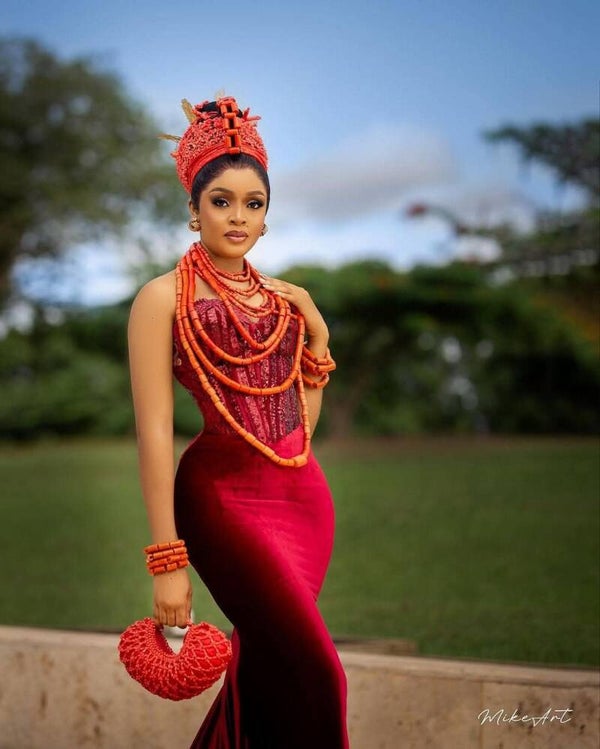 FULL PRINCESS- available on "custom made"  - multiple beaded colliers  - multiple beaded bracelets  - multiple waist beads -multiple anklets beads -a beaded crown 👑  - per of matched beaded earnings  --