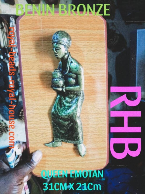 From the master crafters of great BENIN KINGDOM,CONTEMPORARY BENIN BRONZE (bronze plaque, composite of bronze) of great historical references and dimensions,QUEEN EMOTAN 31cm × 21 cm = € 1350,45