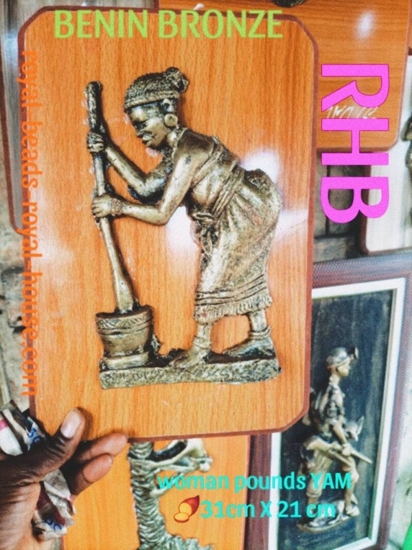 From the master crafters of great BENIN KINGDOM,CONTEMPORARY BENIN BRONZE (bronze plaque, composite of bronze) of great historical references and dimensions," WOMAN POUNDS YAM 🍠" 31cm × 21 cm = € 1350,45