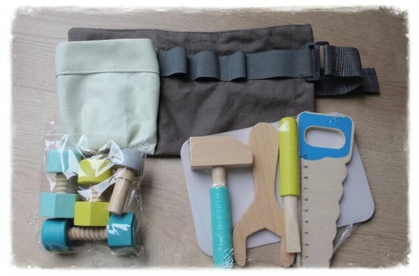 Ceinture avec outils en bois