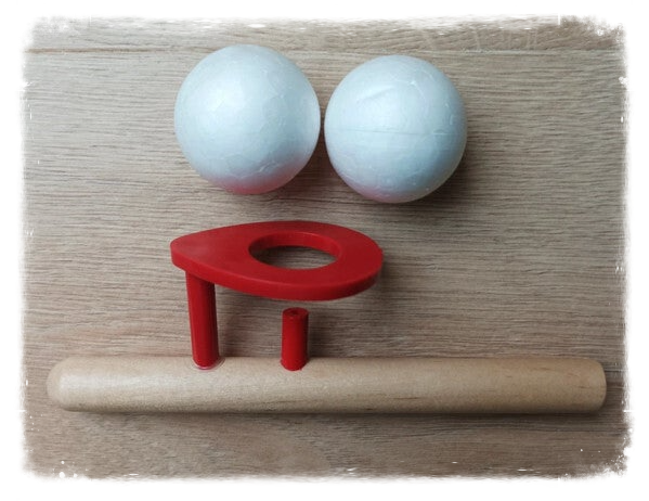 Jeu de la balle flottante ou pipe à balle