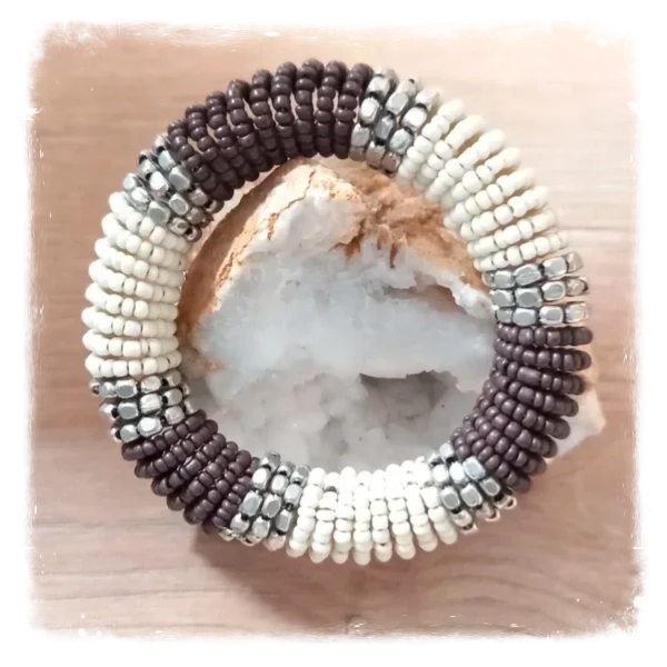 Bracelet perles de rocaille et métal extensible - Marron, blanc et argenté