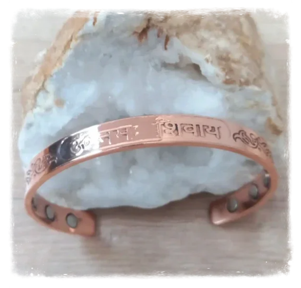 Bracelet fin cuivre et aimants Om Namah Shivaya (Ref.012)