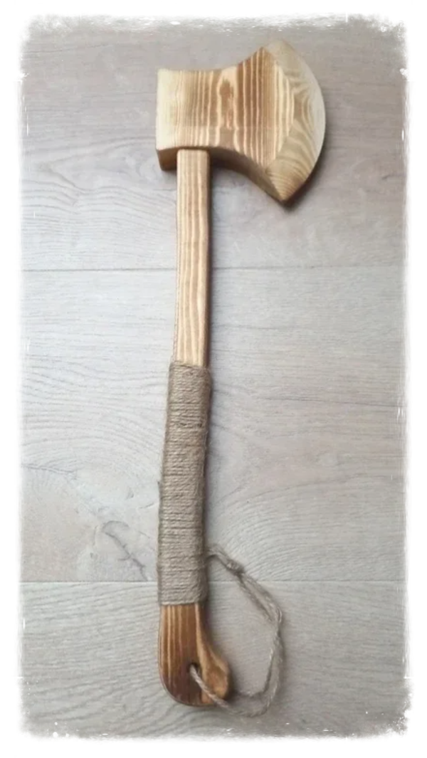 Jouet en bois hache rustique