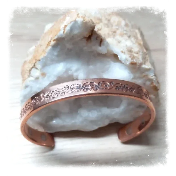 Bracelet fin cuivre massif et aimants motif oriental (Ref.002)