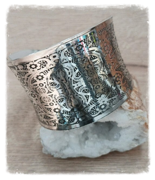 Bracelet large en métal blanc