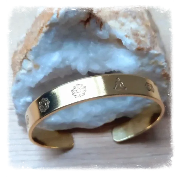 Bracelet manchette laiton doré – Gravé symboles spirituels et chakras