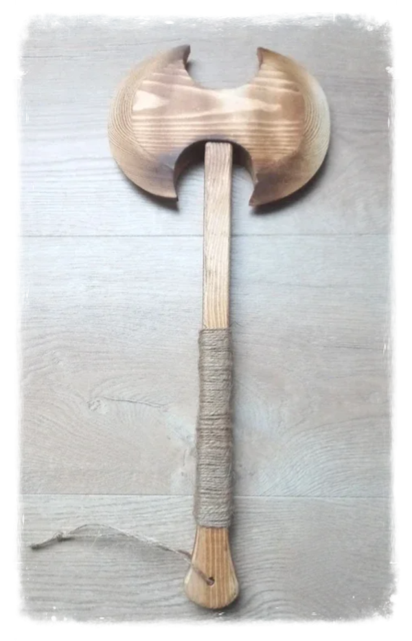 Hache en bois rustique double lame
