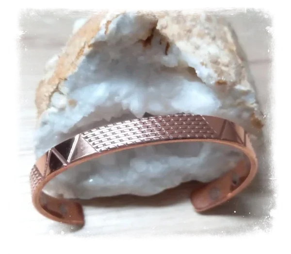 Bracelet fin cuivre massif et aimants motif géométrique (Ref.003)