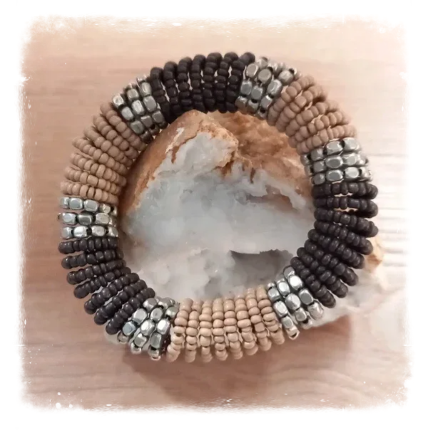 Bracelet perles de rocaille et métal extensible - Marron et argenté