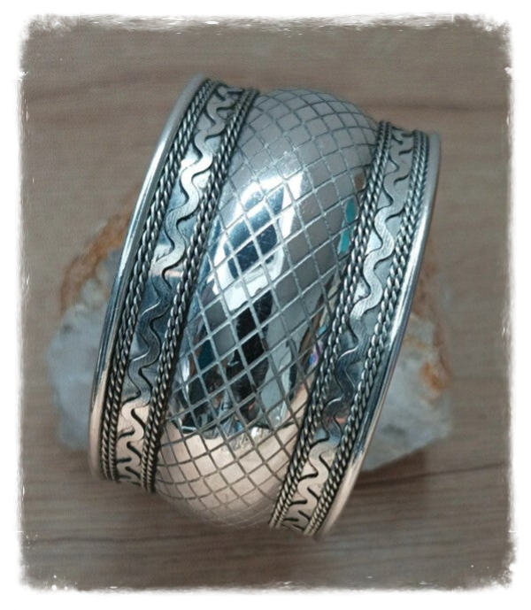 Bracelet large en métal blanc