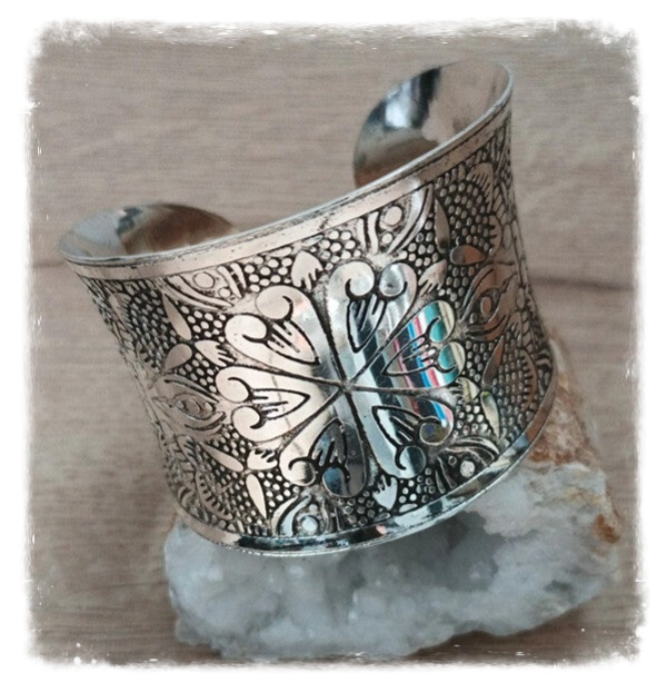 Bracelet large en métal blanc