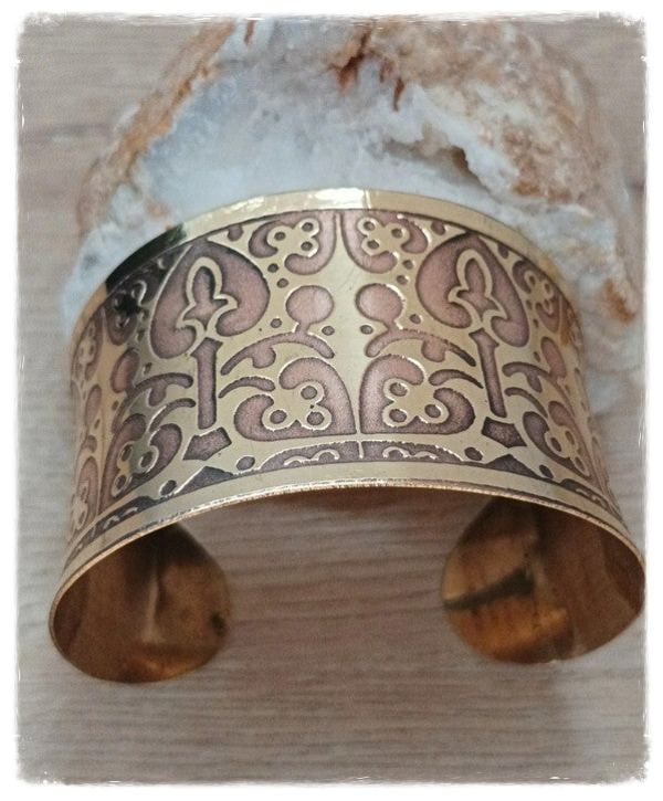 Bracelet large en métal doré fond effet cuivré