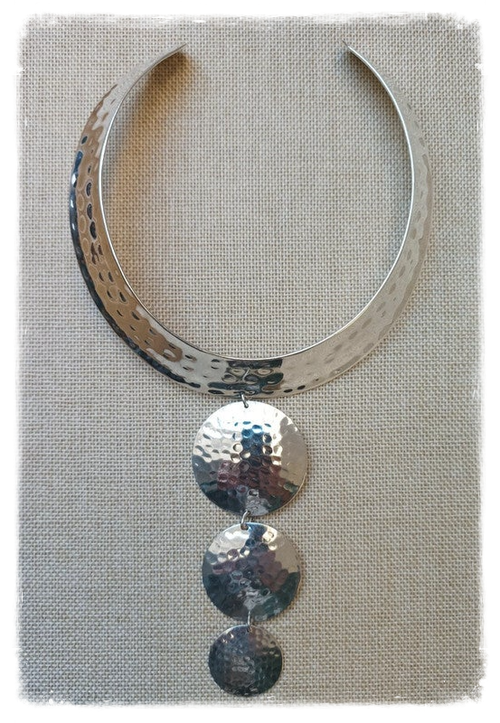 Collier torque martelé à médaillons