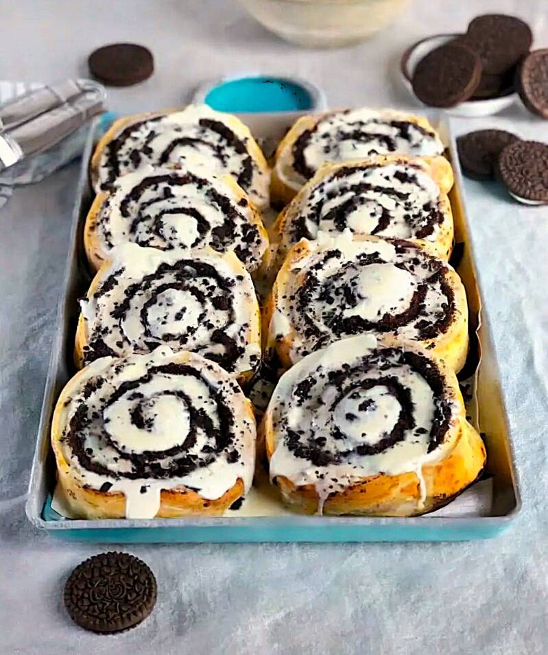 oreo-stuffed-cinnamon-bun-standard-hcu5m7.jpg