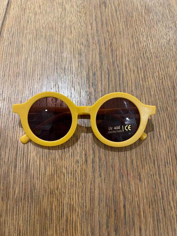 Zonnebril rond oker