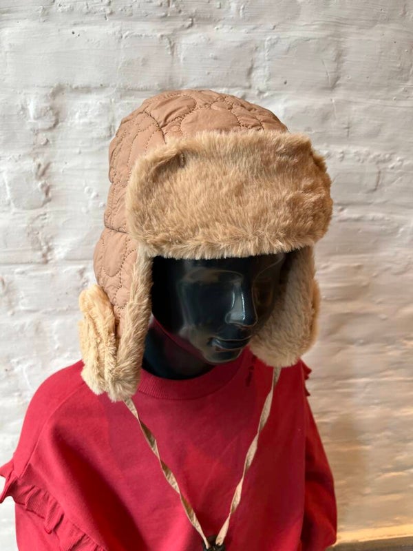 Bruine beren muts met oorwarmers