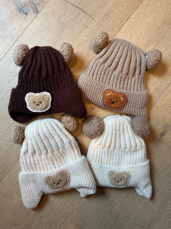 Teddy muts met oortjes in wit met witte beer