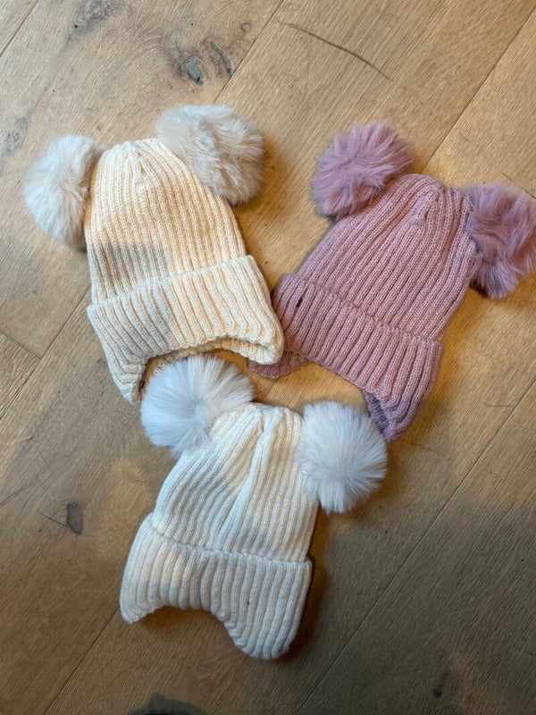 Muts met pomponnen roze