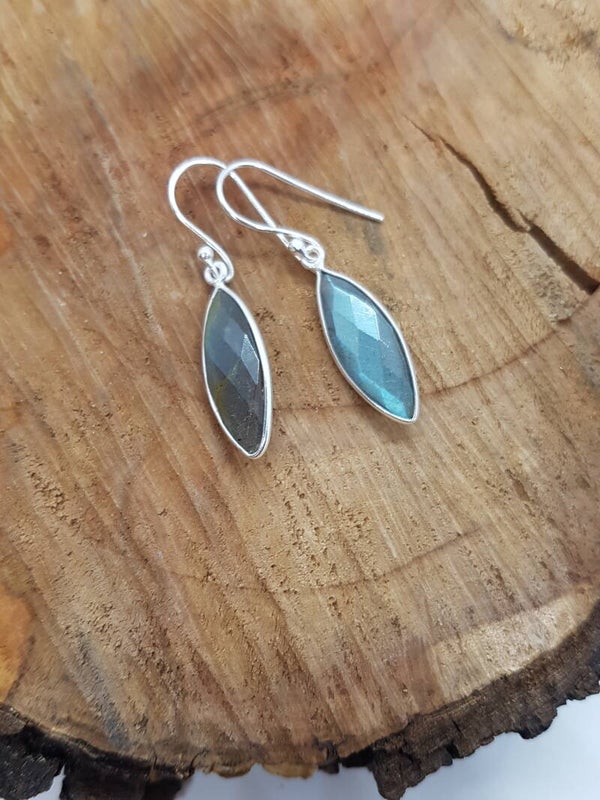 Zilveren Oorbellen met Labradoriet facet geslepen