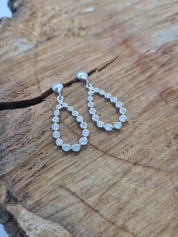 Zilveren oorknoppen druppel vorm met zirkonia