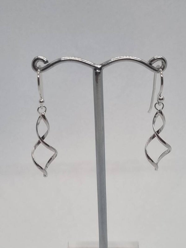 Zilveren oorbellen met draaiing