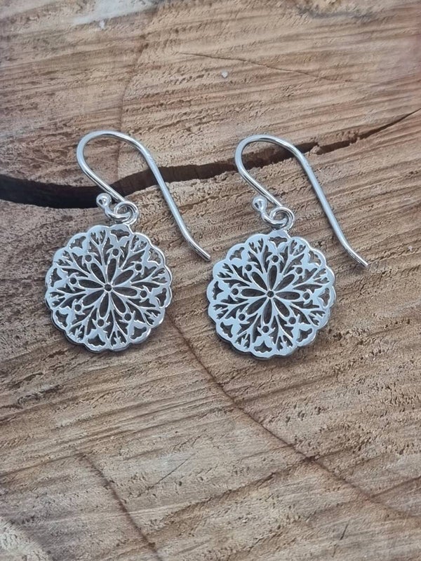 Zilveren oorbellen rond opengewerkt