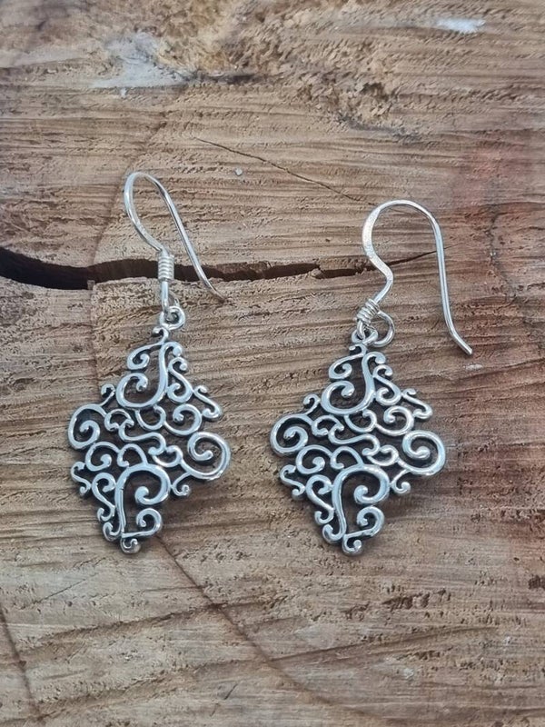 Zilveren oorbellen opengewerkt