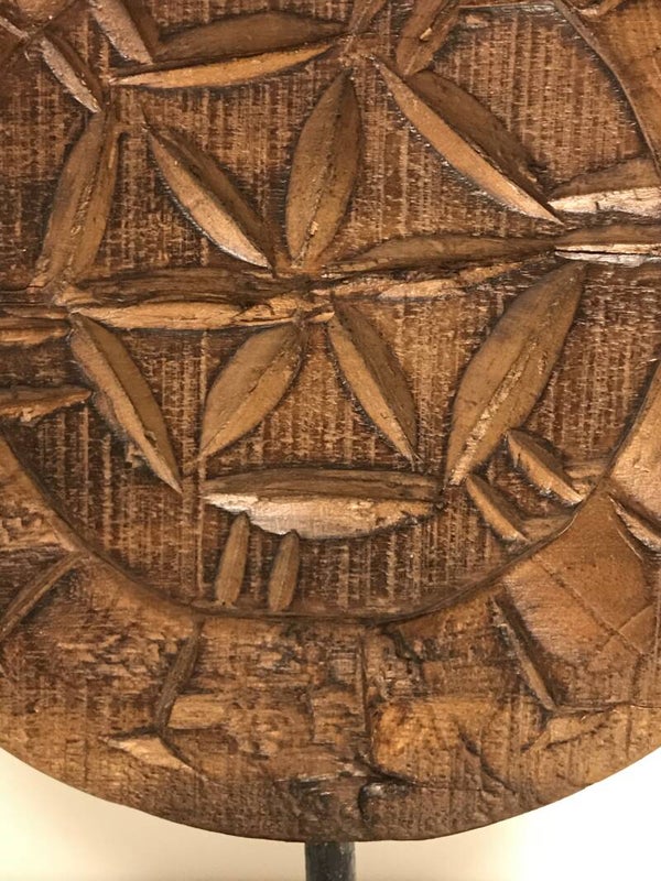 Nicolaja houtsnijwerk op standaard rond met driehoeken