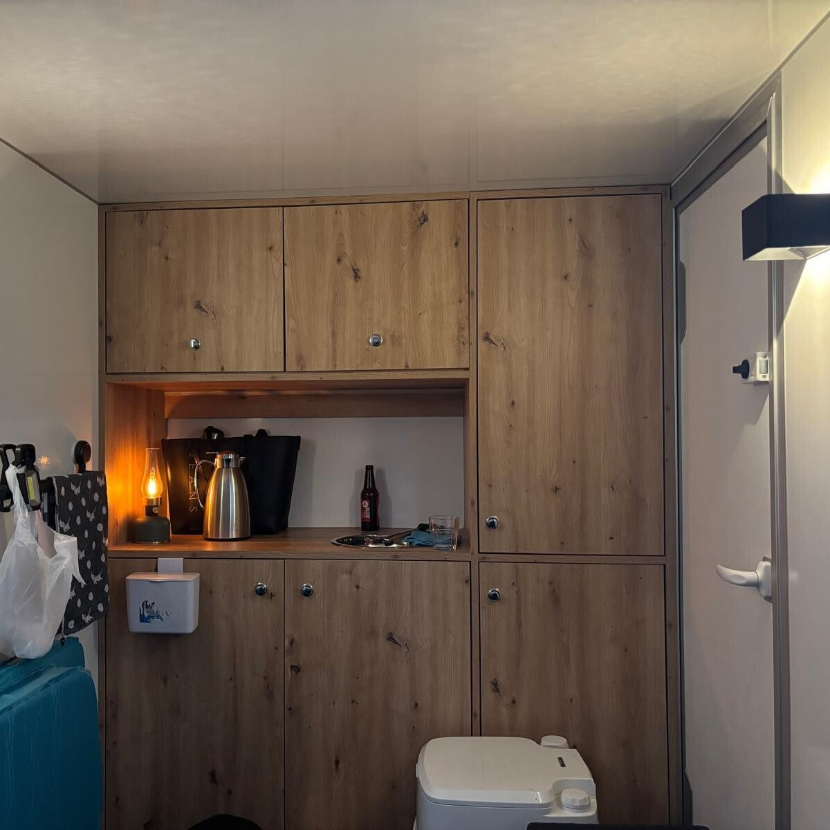 Kuchnia do Carpo I, ze zlewem, pompą wodną i zbiornikiem na czystą/szarą wodę