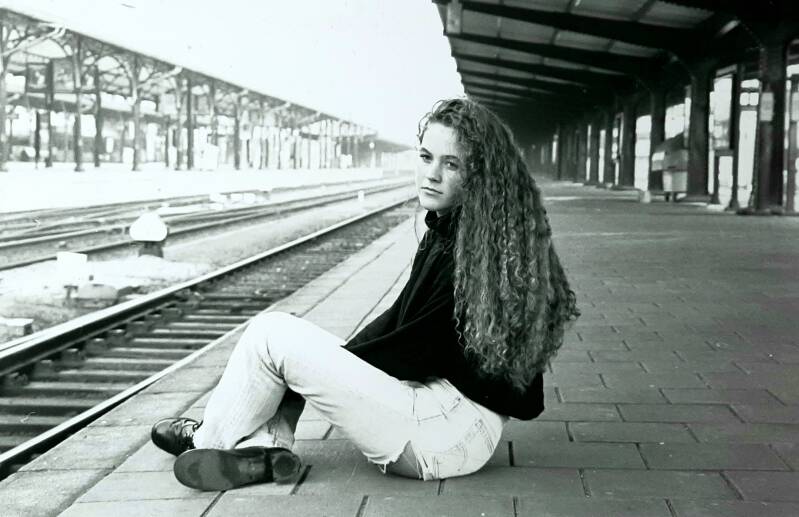 zwartwitfoto Nienke meisje alleen perron missnienox